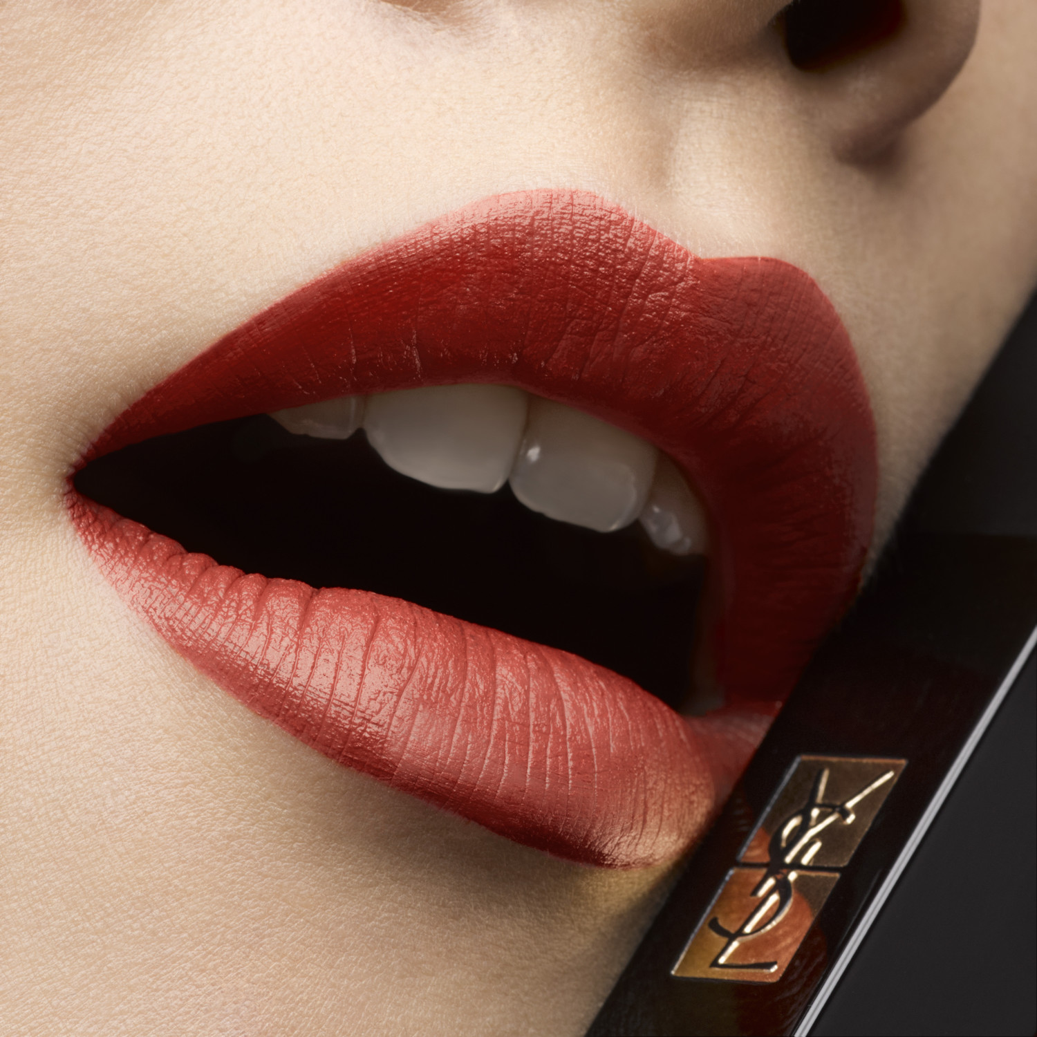Yves Saint Laurent Rouge pur Couture The Slim Velvet Radical Lipstick